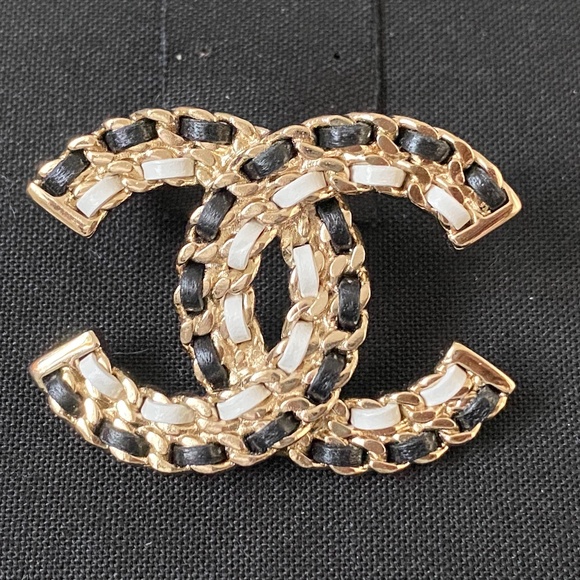 CHANEL 2022A GOLDEN TONE CC LOGO WHITE AND BLACK LEATHER SMALL BROOCH - Picture 2 of 14